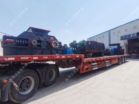 1200*1200雙齒輥破碎機，兩臺900*900軌道移動雙齒輥破碎機發往云南