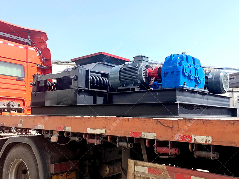 中型600x750直聯雙齒輥破碎機發貨 發往廣東