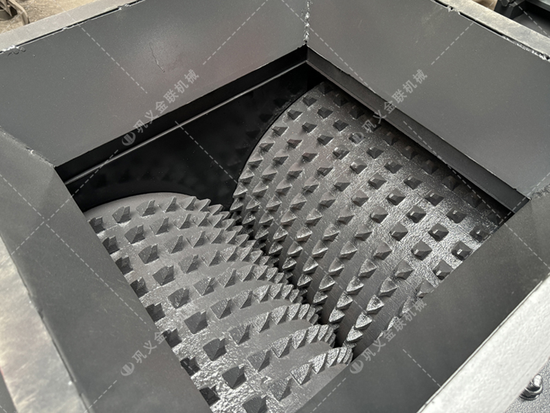 大塊煤矸石直接喂料會損壞設(shè)備?狼牙齒輥為何敢承諾'來者不拒'? 大塊煤矸石直接喂料會損壞設(shè)備?狼牙齒輥為何敢承諾'來者不拒'?